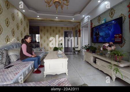 Hefei, Chinas Provinz Anhui. Oktober 2020. Chen Lanxiang schaut in ihrer neuen Wohnung in Ma'anshan, ostchinesische Provinz Anhui, am 31. Oktober 2020 Fernsehen. Quelle: Zhou Mu/Xinhua/Alamy Live News Stockfoto