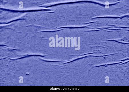 Wandhintergrund mit aufgeblähter Farbe und geschwollener blauer Tapete Stockfoto