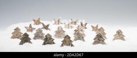 Umweltfreundliche Weihnachtsdekoration aus Holz in Schnee, Bäumen und Sternen aus Birkenrinde Stockfoto