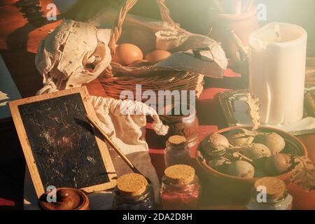 Werkzeuge, um Malkünstler mit eigenen Händen zu machen. Kolben, Flasche, Fläschchen, Bürste und Platte für die Farbvorbereitung. Produktionsfarben aus natürlichen Zutaten Stockfoto