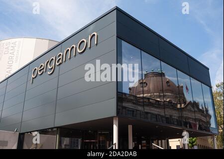 25.06.2019, Berlin, Deutschland, Europa - Außenansicht des Pergamonmuseums "das Panorama" am Kupfergraben in Berlin-Mitte. Stockfoto