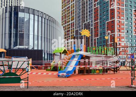 Hof mit einem Spielplatz in der Stadt ist für geschlossen Quarantäne aufgrund der Grippeepidemie Stockfoto