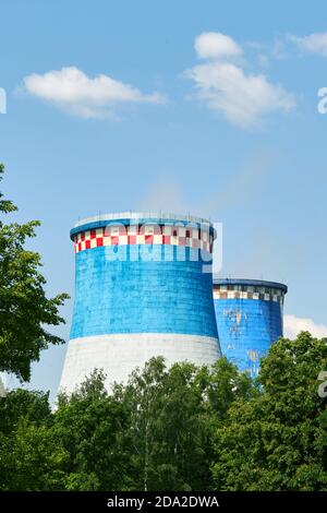 Große blaue Rohr aus dem Beton auf dem Hintergrund wolkiger Himmel Stockfoto