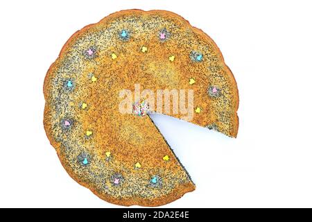 Hausgemachte Tortenmohn Samen auf einem Teller Nahaufnahme. Köstliches Kürbisgebäck, Blick von oben. Großer Kürbis mit geschnittenem Stück Kuchen auf isoliertem weißem Hintergrund. Stockfoto