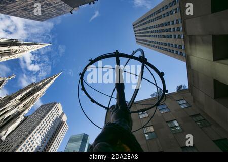 Bronzestatue im Rockefeller Center, im Innenhof des International Building, in Midtown Manhattan in New York City, USA Stockfoto