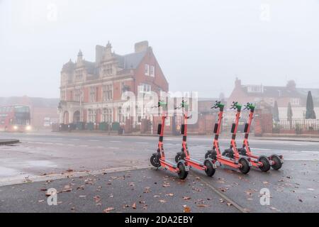 Northampton, Großbritannien, 9. November 2020. Misty Morgen der zweite an aufeinanderfolgenden Tagen für die Pendler gehen zur Arbeit, Roller aufgereiht bereit für den Einsatz von der Abington publice House auf Wellingborough rd. Credit: Keith J Smith./Alamy Live News Stockfoto