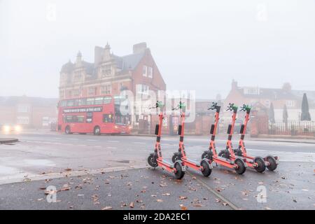 Northampton, Großbritannien, 9. November 2020. Misty Morgen der zweite an aufeinanderfolgenden Tagen für die Pendler gehen zur Arbeit, Roller aufgereiht bereit für den Einsatz von der Abington publice House auf Wellingborough rd. Credit: Keith J Smith./Alamy Live News Stockfoto