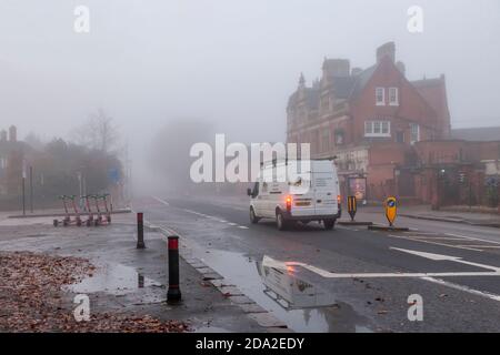 Northampton, Großbritannien, 9. November 2020. Misty Morgen der zweite an aufeinanderfolgenden Tagen für die Pendler gehen zur Arbeit, Roller aufgereiht bereit für den Einsatz von der Abington publice House auf Wellingborough rd. Credit: Keith J Smith./Alamy Live News Stockfoto