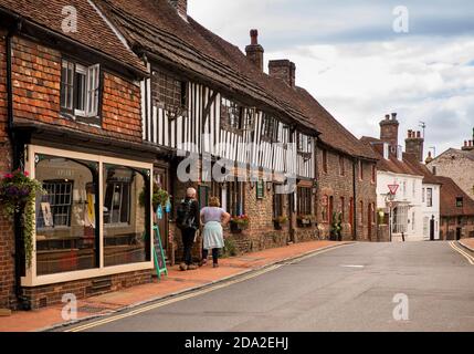 Großbritannien, England, East Sussex, Alfriston, High Street, Fachwerk George Inn, Geschäfte und Häuser Stockfoto