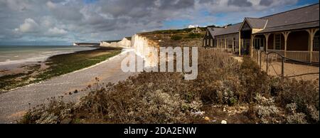 Großbritannien, England, East Sussex, Birling Gap, Blick entlang Kreidefelsen in Richtung Seven Sisters, Panorama Stockfoto