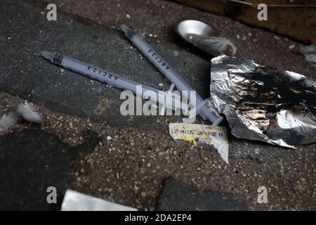 Der Detritus der intravenösen Drogenabhängigkeit, in einer Gasse in der Trongate-Gegend von Glasgow, Schottland, 18. September 2020. Stockfoto