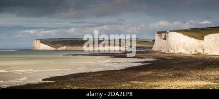 Großbritannien, England, East Sussex, Birling Gap, Blick nach Westen entlang Kreidefelsen in Richtung Seven Sisters und Cuckmere Haven, Panorama Stockfoto