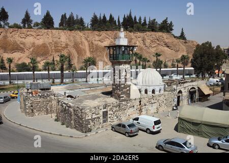 Die Hasaneyn Moschee befindet sich im alten Stadtzentrum. Die Moschee wurde mit Steinen gebaut, die Hama einzigartig sind. Hama, Syrien. Stockfoto