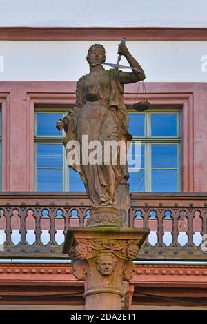 Weinheim, Deutschland - November 2020: Skulptur der Justizdame als Teil eines Brunnens im historischen Stadtzentrum von Wienheim Stockfoto