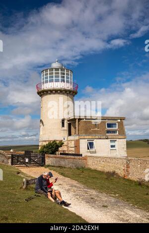 UK, England, East Sussex, Beachy Head, South Downs Way Spaziergänger am Belle Tout Leuchtturm Stockfoto