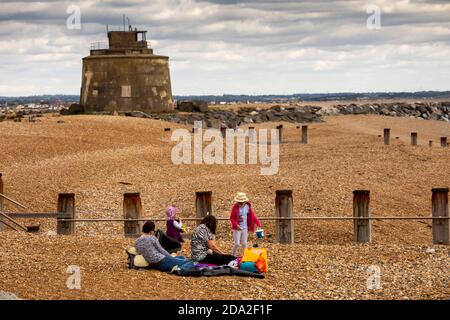 Großbritannien, England, East Sussex, Eastbourne, Langney Point, Familie von Besuchern am Strand in der Nähe von Martello Tower Nr. 66 Stockfoto