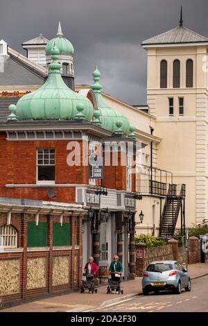 Großbritannien, England, East Sussex, Eastbourne, Devonshire Park, Compton Streeet, Stage Door Pub mit kupferfarbenen Zwiebelkuppeln Stockfoto