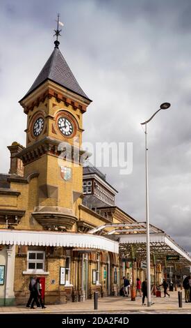 Großbritannien, England, East Sussex, Eastbourne, Bahnhof, Wahrzeichen Uhrenturm und Laterne Oberlicht Stockfoto