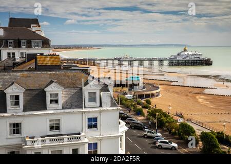 Großbritannien, England, East Sussex, Eastbourne, erhöhter Blick auf das Meer und den Pier Stockfoto