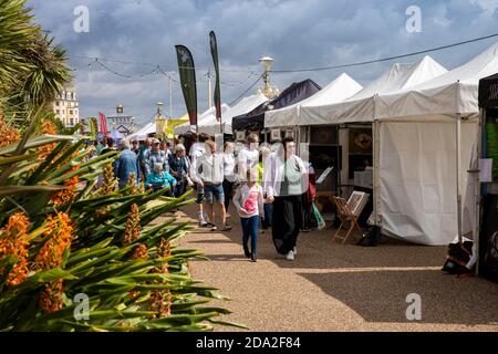 Großbritannien, England, East Sussex, Eastbourne, Strandpromenade, Besucher des Pop-up-Marktes im Sommer Stockfoto