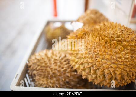 Spikey und gelbe Früchte namens Durian in einem Korb auf Die Straße Stockfoto