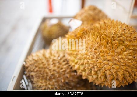 Spikey und gelbe Früchte namens Durian in einem Korb auf Die Straße Stockfoto