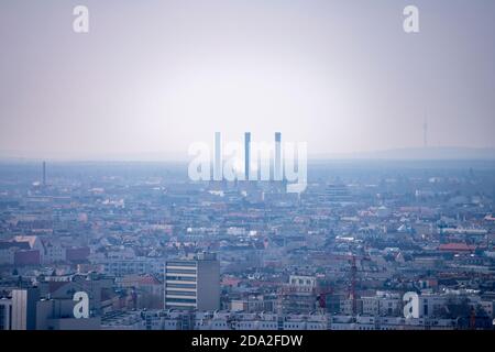 berliner Kraftwerk mit Dunstluft Stockfoto