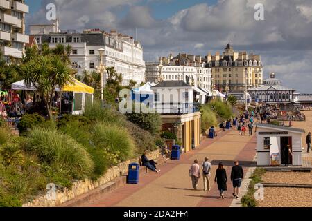 Großbritannien, England, East Sussex, Eastbourne, direkt am Meer, Besucher an der Promenade über dem Strand Stockfoto