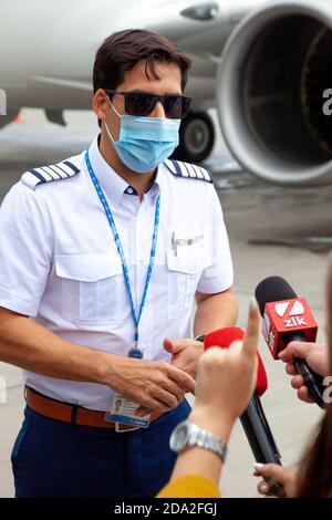 Ukraine, Kiew - 8. Juli 2020: Der Pilot, Kapitän und Flugbegleiter sind Personal, ein Team in medizinischen Masken. Maskierte Menschen bei der Arbeit. Der Mann arbeitet Stockfoto