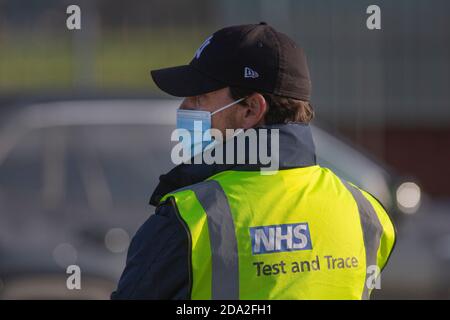 Ein diensthabende NHS Test and Trace Beamter hilft Mitgliedern der Öffentlichkeit bei COVID-19 Symptomen, indem er Tests in einer Einrichtung im Wavertree Tennis Center in Liverpool abgibt. Der Standort wurde für das erste stadtweite Massentestprogramm genutzt, bei dem die Öffentlichkeit freiwillig getestet werden konnte. Es wurde gehofft, dass die Hälfte der Bevölkerung der Stadt an der von der britischen Regierung unterstützten Initiative teilnehmen würde, die zwei Wochen dauern sollte und mit der zweiten nationalen Sperre in England zusammenfiel. Stockfoto