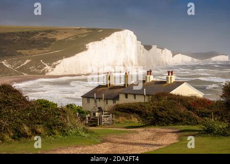 Großbritannien, England, East Sussex, Seaford, Cuckmere Haven, Coastguard Cottages in Seven Sisters Kreidefelsen Stockfoto