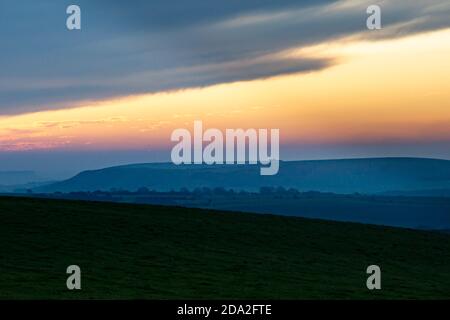 Sonnenaufgang über den South Downs, vom Ditchling Beacon aus gesehen Stockfoto