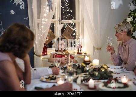 Multi-Generation-Familie im Haus feiert Weihnachten zusammen, sitzen am Tisch. Stockfoto