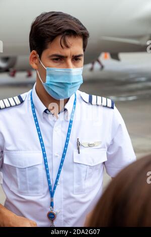 Ukraine, Kiew - 8. Juli 2020: Der Pilot, Kapitän und Flugbegleiter sind Personal, ein Team in medizinischen Masken. Maskierte Menschen bei der Arbeit. Der Mann arbeitet Stockfoto