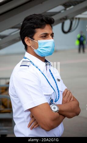 Ukraine, Kiew - 8. Juli 2020: Der Pilot, Kapitän und Flugbegleiter sind Personal, ein Team in medizinischen Masken. Maskierte Menschen bei der Arbeit. Der Mann arbeitet Stockfoto