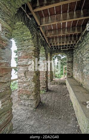 Foto Illustration der rote Sitz im Mount Edgcumbe Estate Cornwall September 2016. Auf dem Küstenweg mit Blick auf Plymouth Sound und Cawsand Bay. Stockfoto