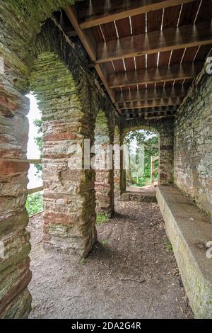 Der Rote Sitz in Mount Edgcumbe Estate Cornwall September 2016. Auf dem Küstenweg mit Blick auf Plymouth Sound und Cawsand Bay. Stockfoto