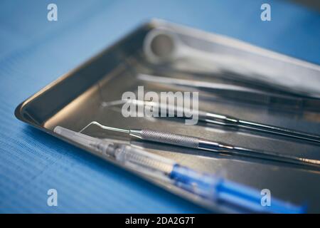 Nahaufnahme der Anordnung zahnärztliche Werkzeuge auf Tablett in der Zahnarztpraxis. Stockfoto