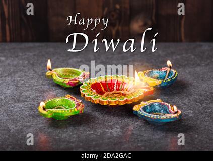 Nahaufnahme von Ton angezündeten Licht ein Feuer bereits auf Diya oder Öllampe, Studio auf Beton Hintergrund geschossen, Dekoration des Hinduismus rangoli, Happy Celebration D Stockfoto