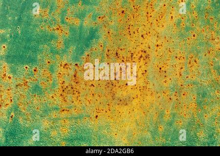 Eisenplatte Metallhintergrund oder Textur, Eisenplatte mit sichtbarer Korrosion, Orange, Gelb und Aquamarin Stockfoto