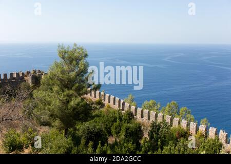 Alte Festung Steinmauer auf blauem Meer Hintergrund. Stockfoto