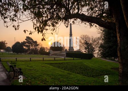 Southend Cenotaph und war Memorial in Southend on Sea, Essex, Großbritannien, bei Sonnenaufgang am frühen Morgen. Cliff Gardens Stockfoto