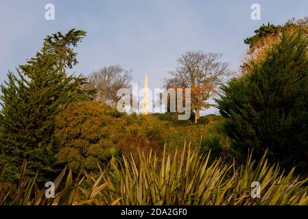 Southend Cenotaph und war Memorial in Southend on Sea, Essex, Großbritannien, an der Spitze der Klippengärten mit Blick auf die Themse Mündung. Heller Morgen Stockfoto