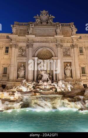 Trevibrunnen (Fontana di Trevi) bei Nacht in Rom, Italien, Barockarchitektur, weltberühmtes Wahrzeichen der Stadt aus dem Jahr 1762. Stockfoto