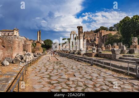 Stadt Rom in Italien, gepflasterte Straße durch das antike Forum Romanum (Forum Romano, Forum Romanum). Stockfoto