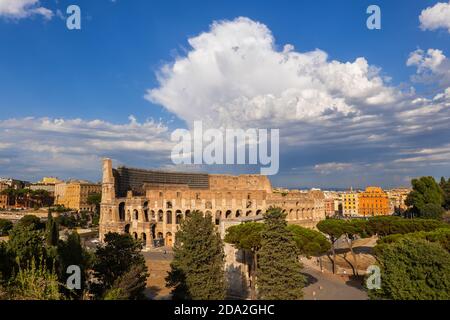 Kolosseum bei Sonnenuntergang in der Stadt Rom, Italien, altes Flavian Amphitheater und Gladiatorenstadion, Blick von der Spitze des Palatin. Stockfoto