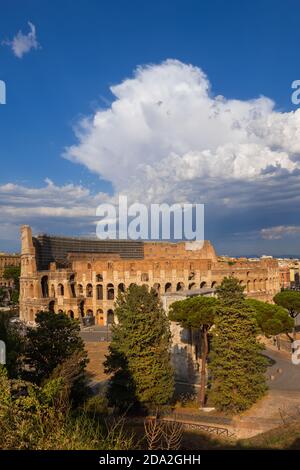 Kolosseum bei Sonnenuntergang in der Stadt Rom, Italien, altes Flavian Amphitheater und Gladiatorenstadion, Blick von der Spitze des Palatin. Stockfoto