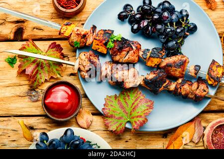 Appetitlich frisches Fleisch Kebab in Traube.gegrillte Fleischspieße Stockfoto