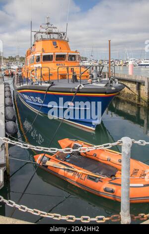 Rettungsboot am hafen von yarmouth und Yachthafen auf der Insel wight Stockfoto