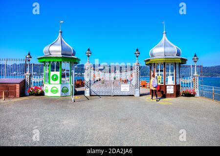 Garth Pier ist ein Grade-II-gelistetes Gebäude in Bangor, Gwynedd, Wales. Mit 1,500 Fuß Länge ist es der zweitlängste Pier in Wales, Bangor Pier, Stockfoto